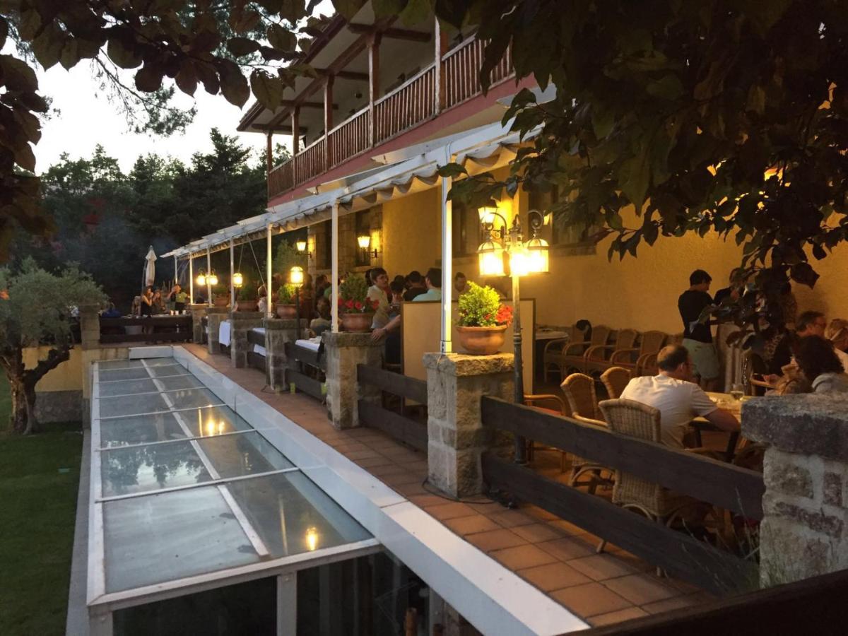 Un restaurante o sitio para comer en Hotel Rural Spa & Wellness Hacienda Los Robles