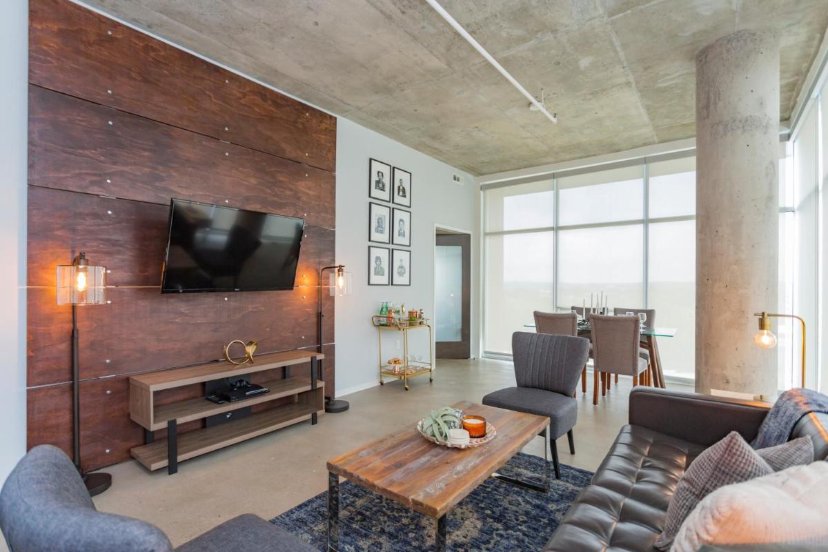 Gaze at Sprawling Green Vistas Through Walls of Windows - Housity