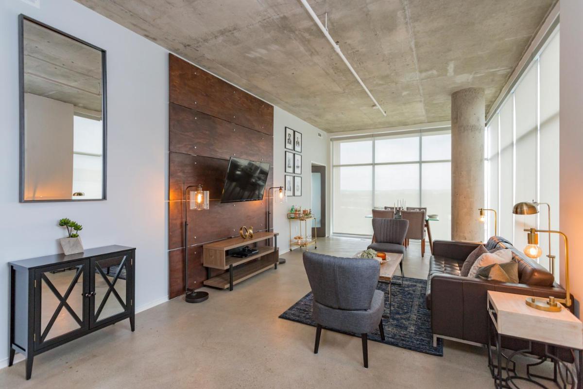 Gaze at Sprawling Green Vistas Through Walls of Windows - Housity