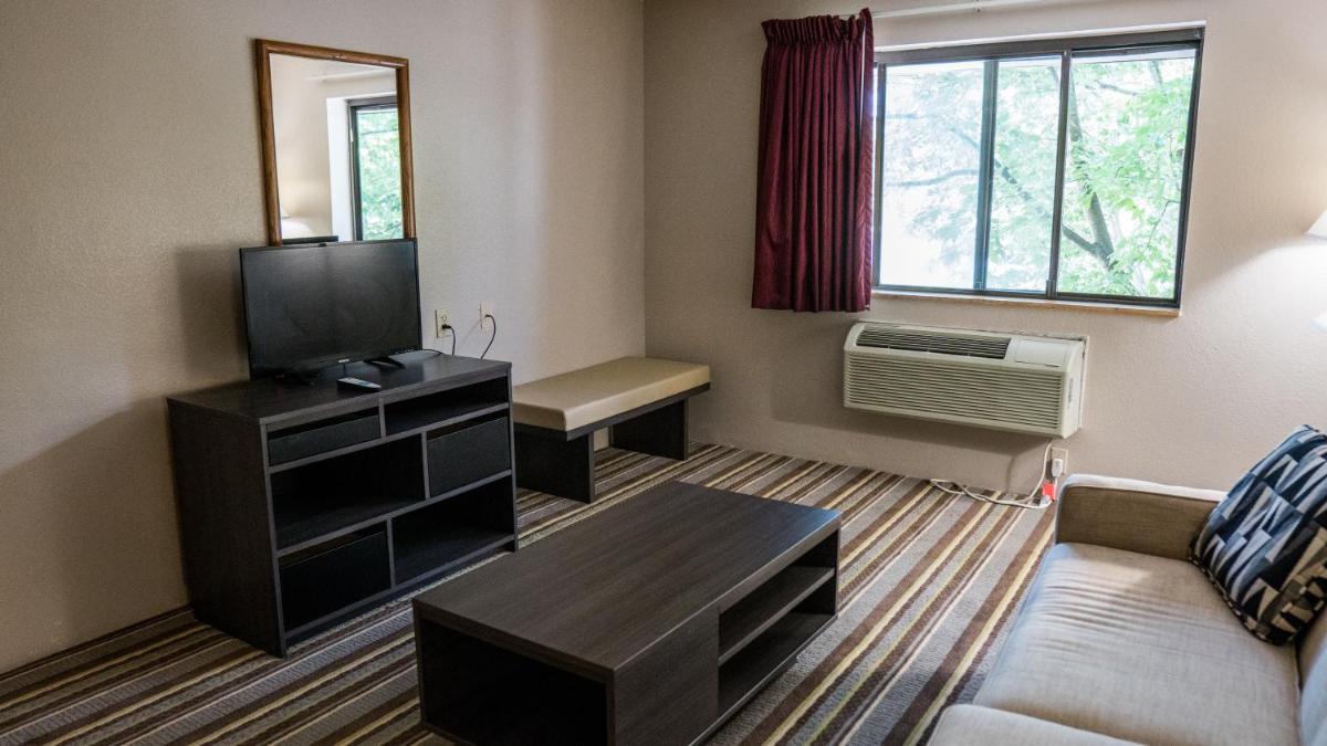 Super 8 by Wyndham Groton - Housity