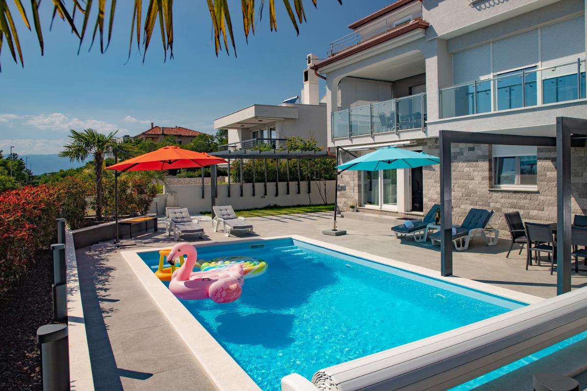 Luxury pool apartment by the sea - Housity
