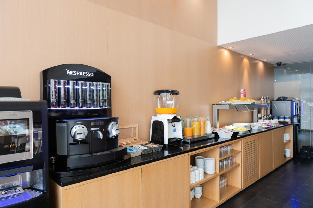 Una cocina o zona de cocina en Atenea Port Barcelona Mataró