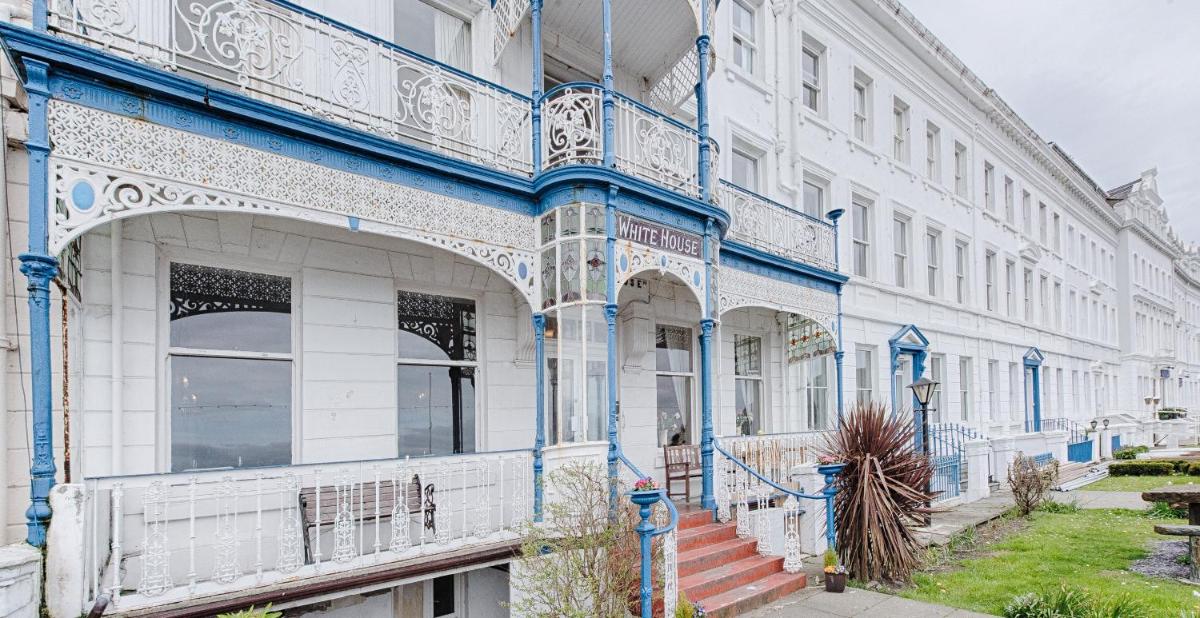 Whitehouse Hotel - Housity