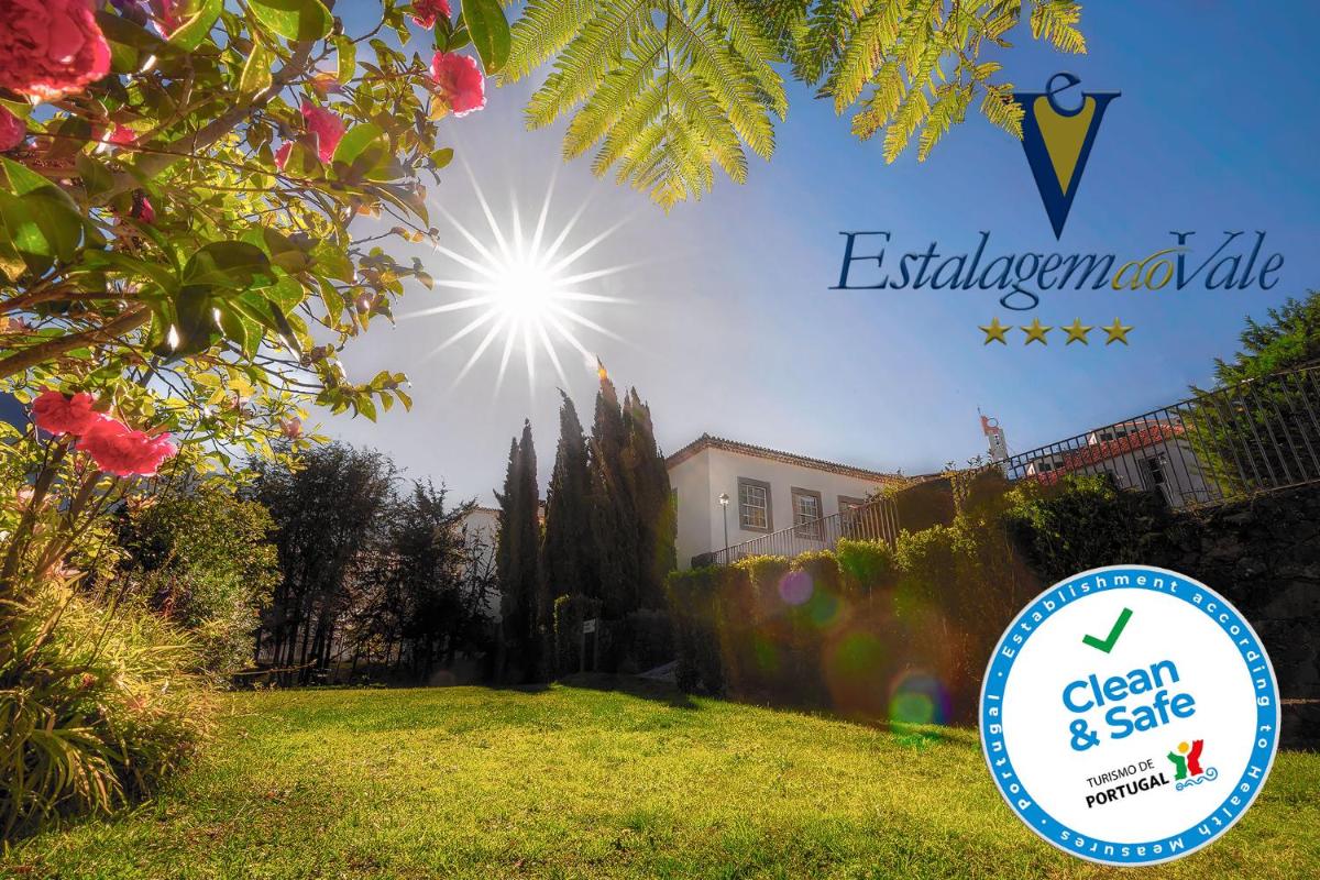 Um jardim no exterior de Estalagem do Vale