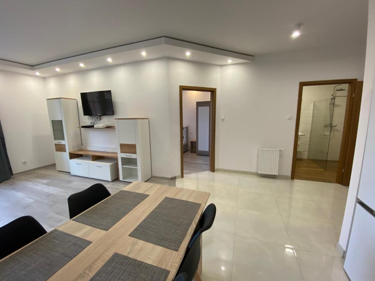 Old Town Apartment 1E - Housity