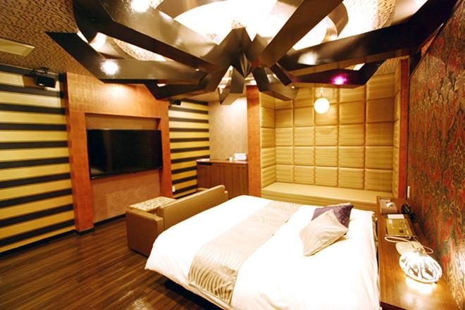Lex Suwa (Adult Only) - Housity