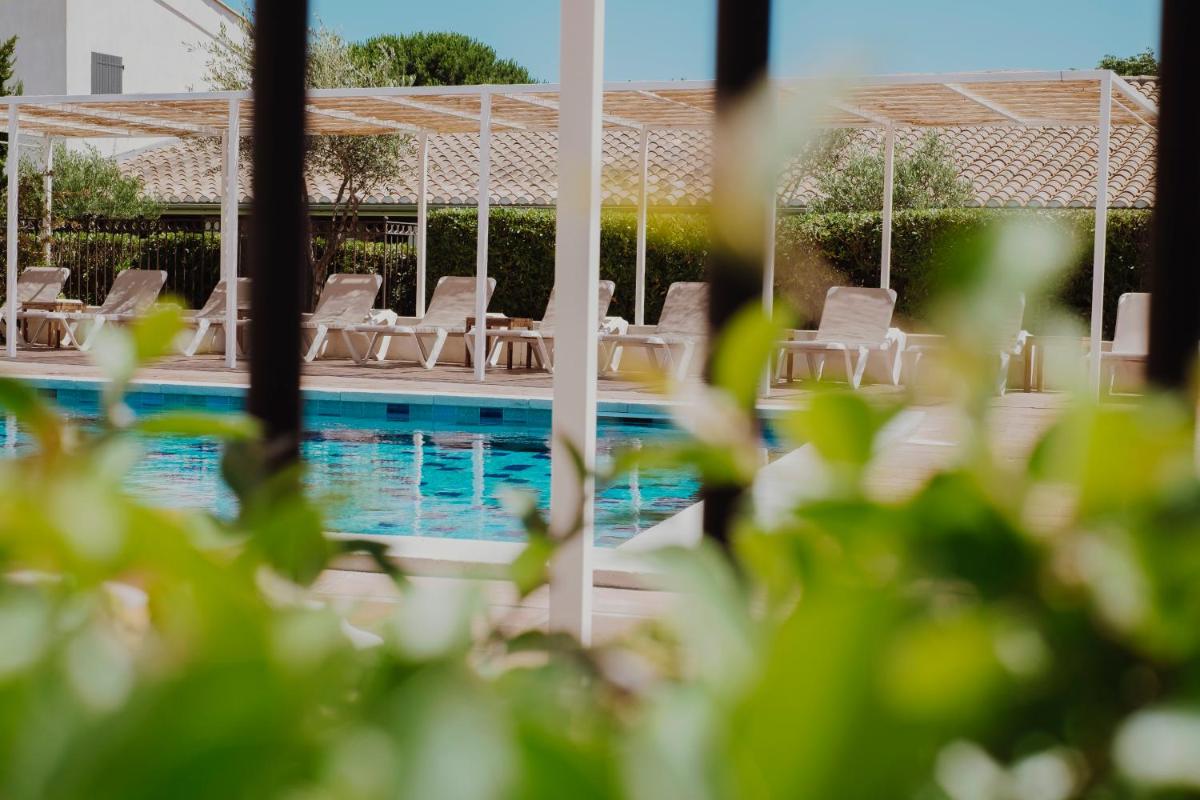 Piscine de l'établissement Oustau Camarguen Hôtel & Spa ou située à proximité