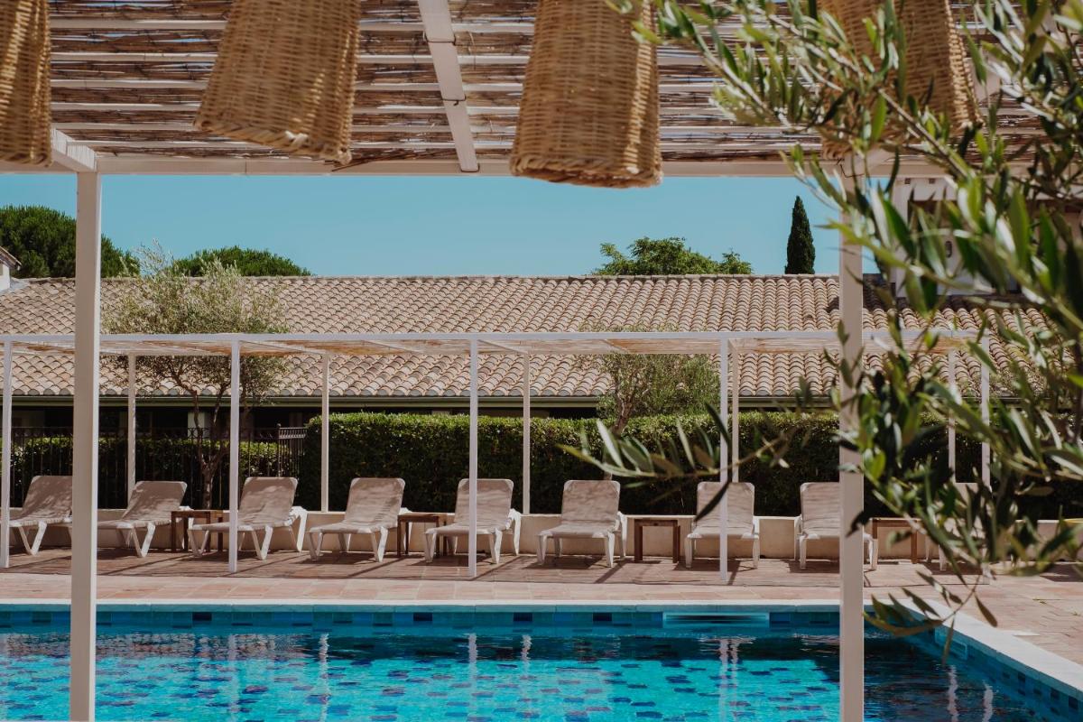 Piscine de l'établissement Oustau Camarguen Hôtel & Spa ou située à proximité