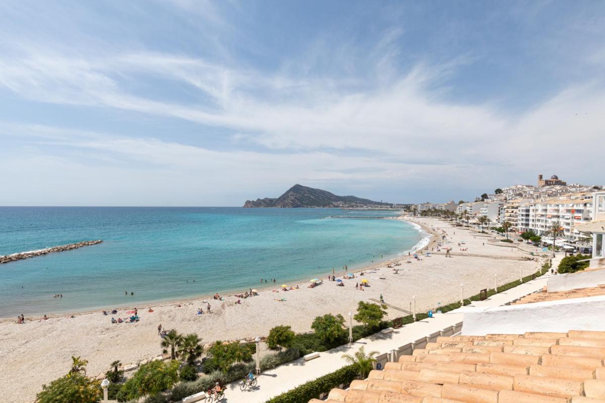 Escapada Romántica en Ático frente al Mar con Piscina - Housity