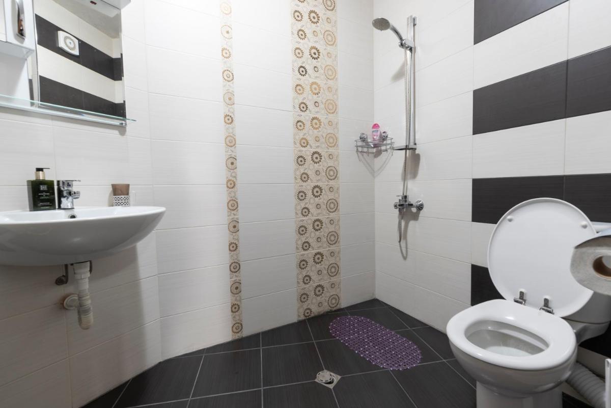 Azure Pretty Apartment TOP Location near Sea Garden - Housity