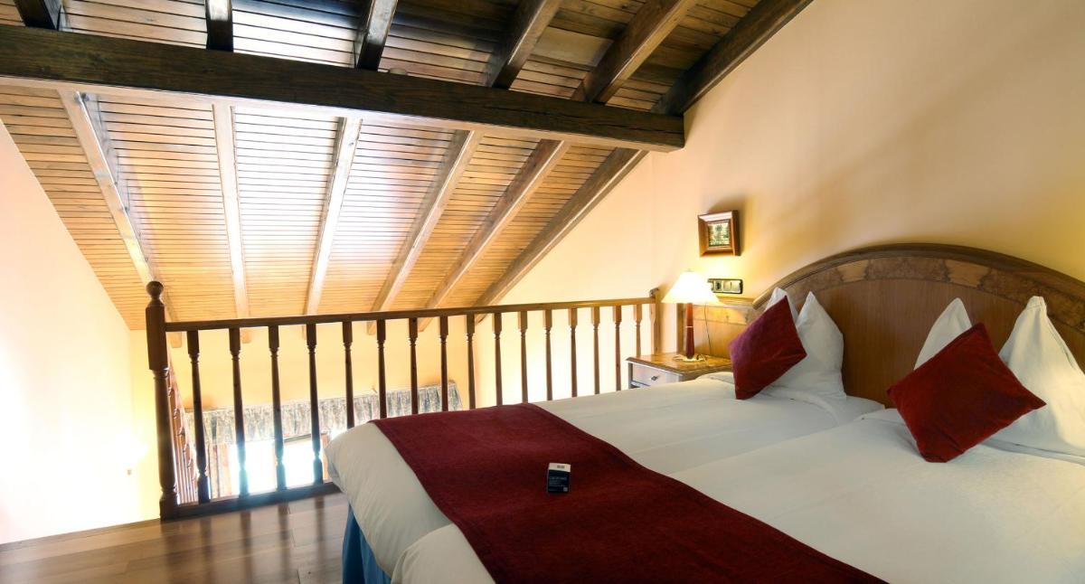 1 dormitorio con 1 cama en una habitación con balcón en Cerdanya Viva Ecoestades, en Prullans