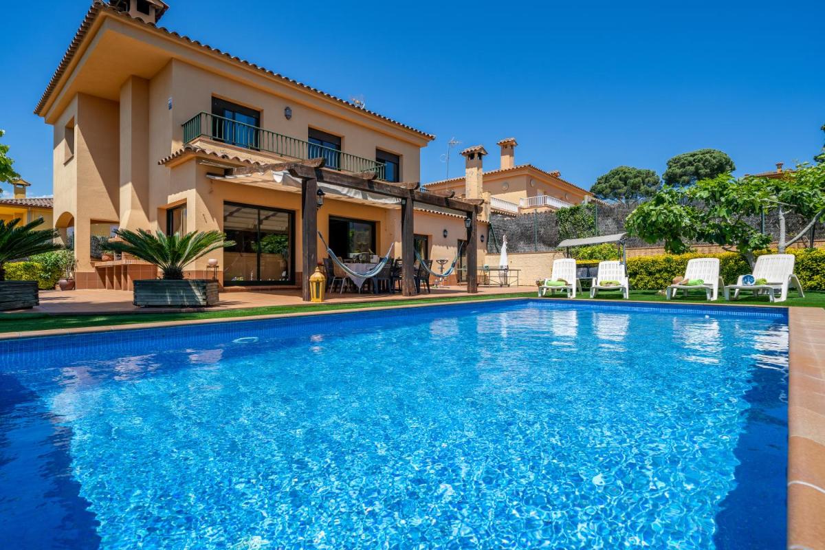 VIlla Jaruco Lux, exclusiva zona residencial con Piscina & Aircon - Housity