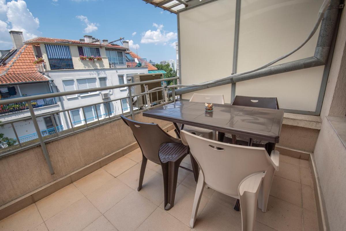 Azure Pretty Apartment TOP Location near Sea Garden - Housity