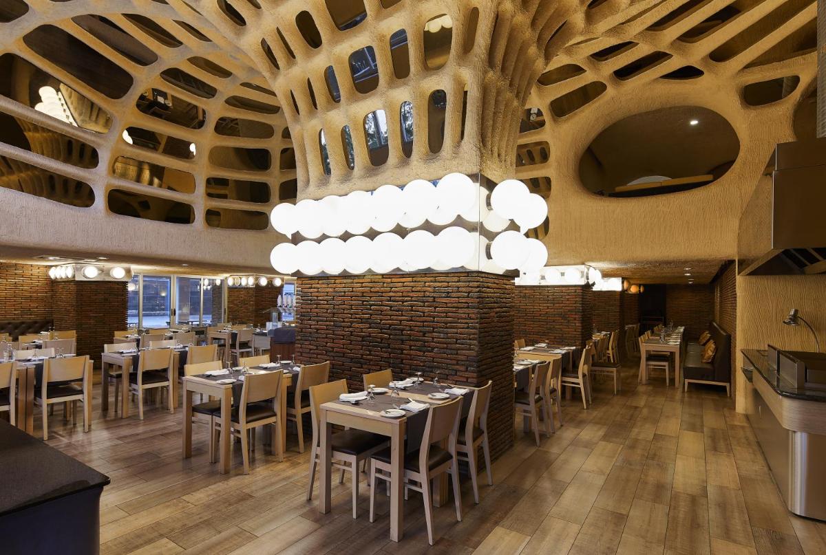 Um restaurante ou outro lugar para comer em Alcazar Hotel & SPA