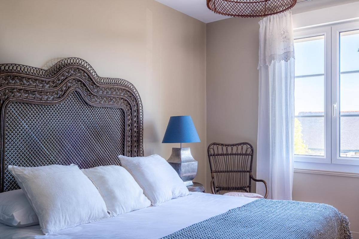 Un ou plusieurs lits dans un hébergement de l'établissement La Marine de Loire Hôtel & Spa