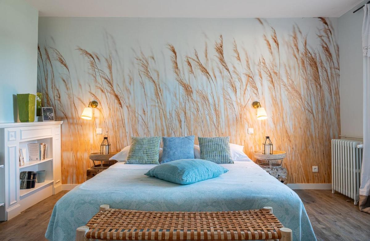 Un ou plusieurs lits dans un hébergement de l'établissement La Marine de Loire Hôtel & Spa