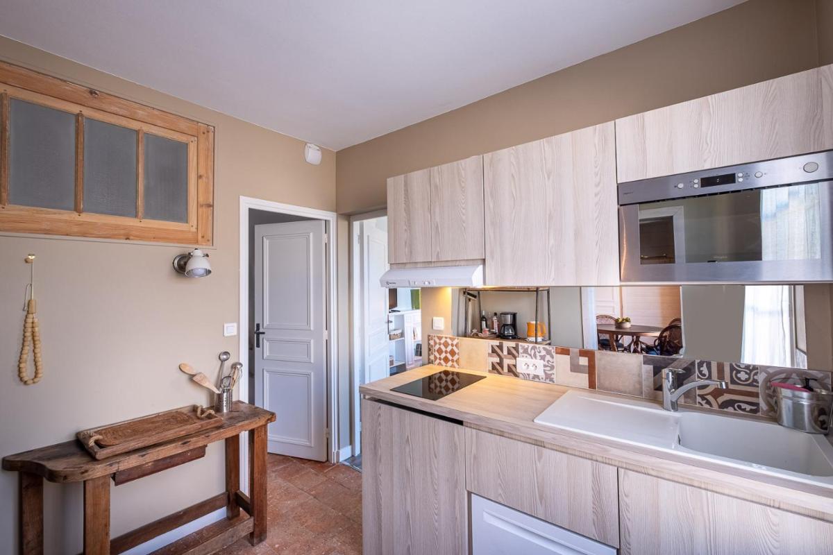 Cuisine ou kitchenette dans l'établissement La Marine de Loire Hôtel & Spa