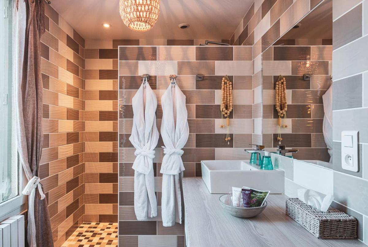 Salle de bains dans l'établissement La Marine de Loire Hôtel & Spa