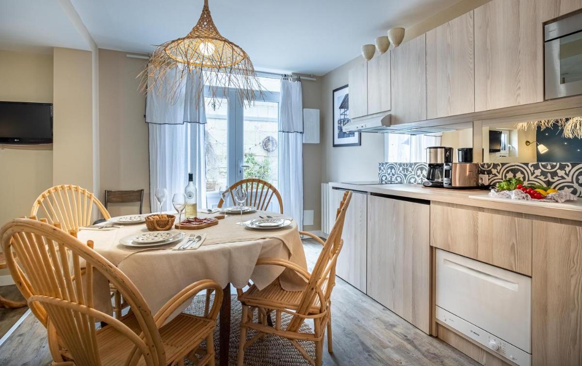 Cuisine ou kitchenette dans l'établissement La Marine de Loire Hôtel & Spa