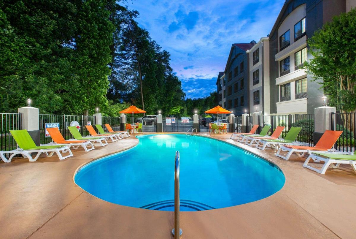 Super 8 by Wyndham Pigeon Forge-Emert St - Housity