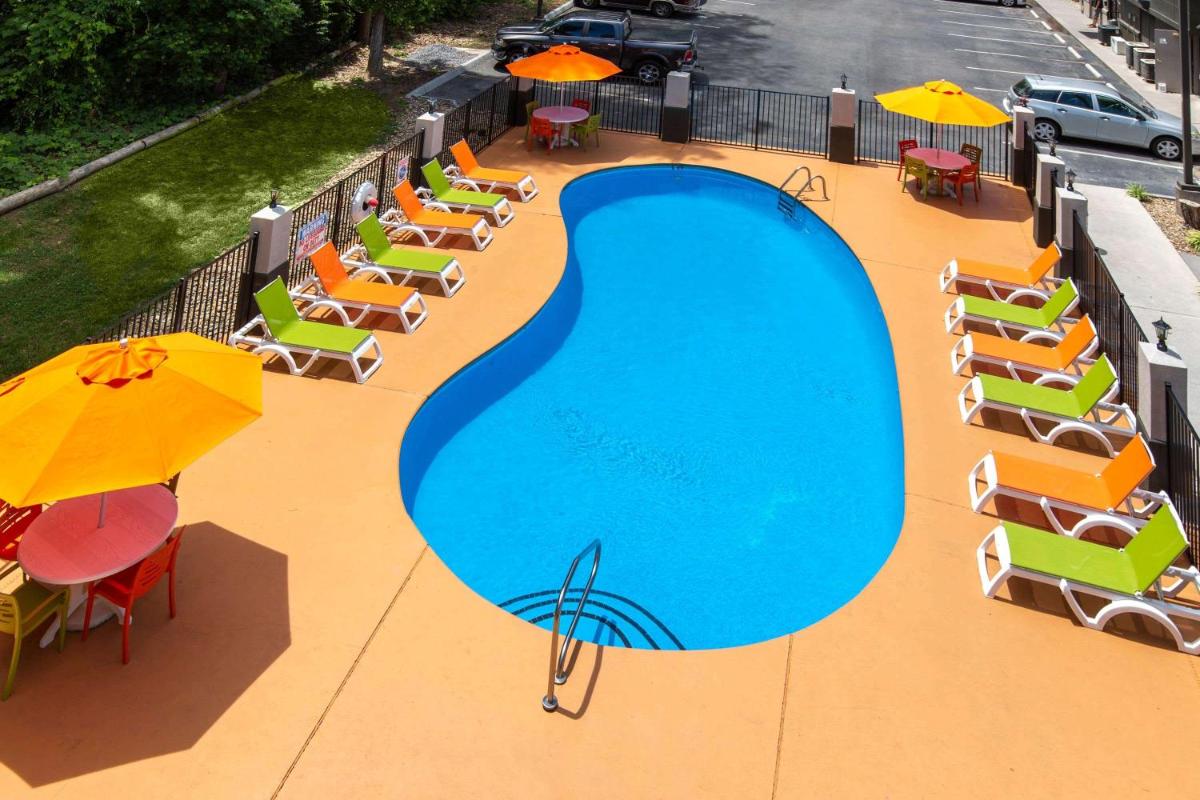 Super 8 by Wyndham Pigeon Forge-Emert St - Housity