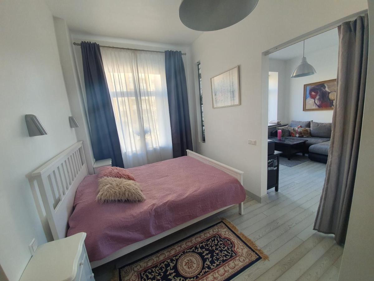 Vilnius apartment with stained glass - Housity