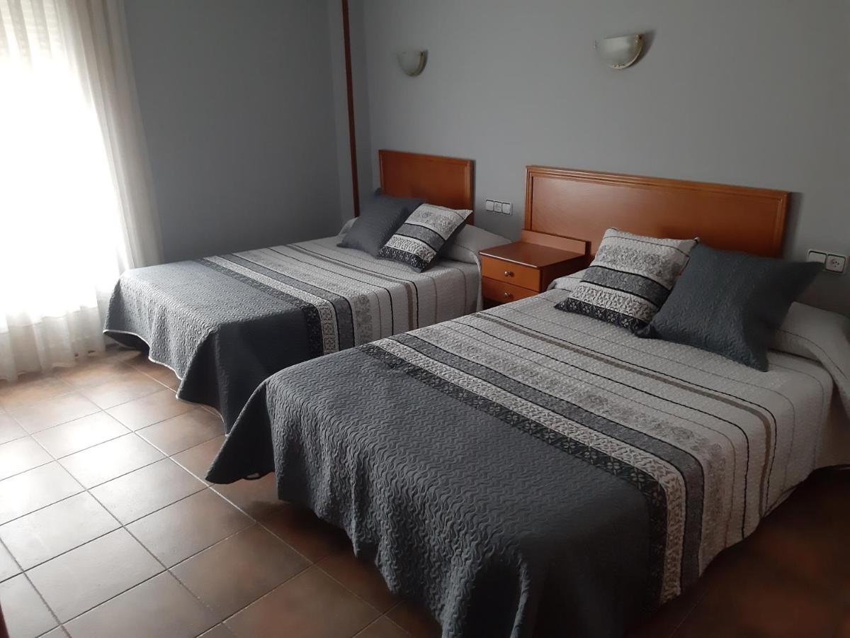 Hotel Los Leones, el más cercano a Warner - Housity