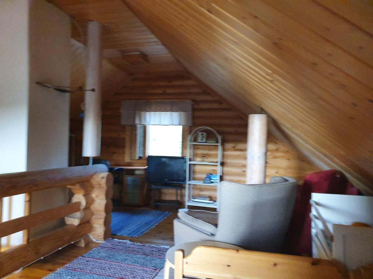 Viihtyisä hirsimökki järven rannalla - Housity