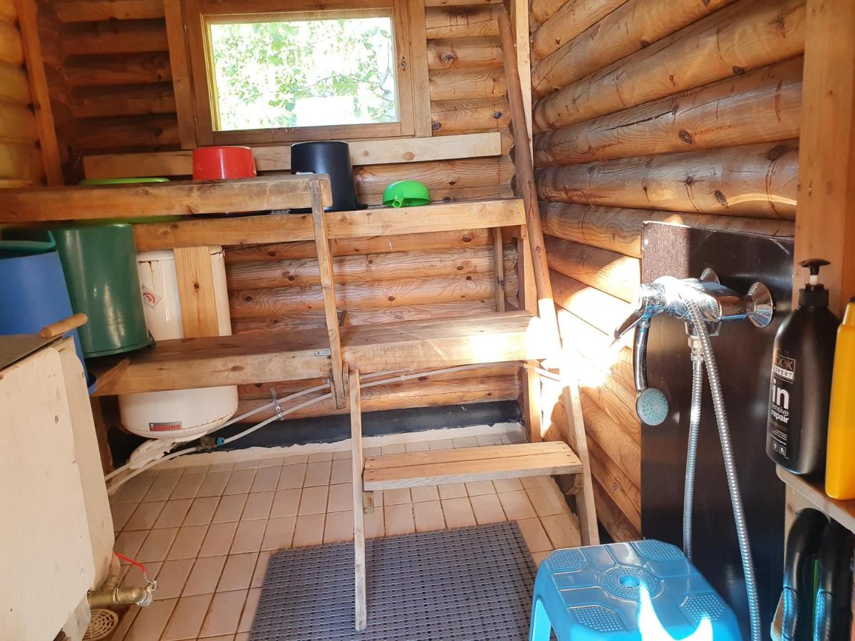Viihtyisä hirsimökki järven rannalla - Housity