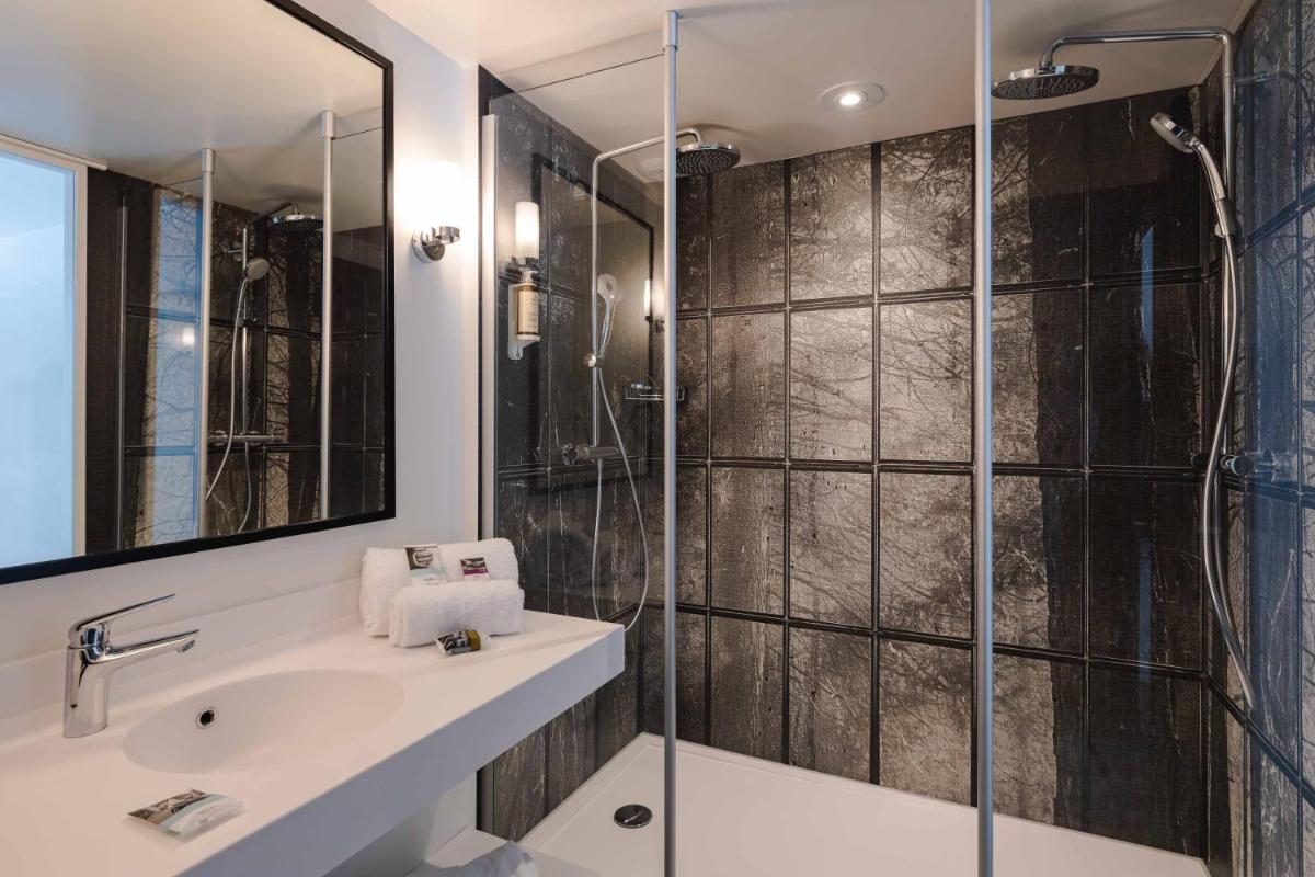 Salle de bains dans l'établissement Mercure Aix-les-Bains Domaine de Marlioz Hôtel & Spa