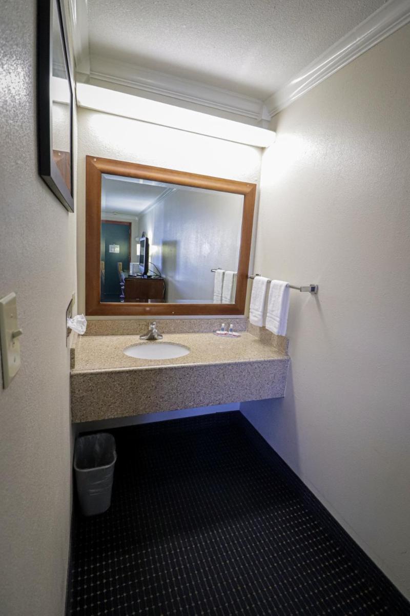 University Inn & Suites - Housity