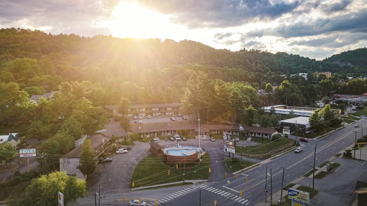 The Mountaineer Inn - Asheville - Housity