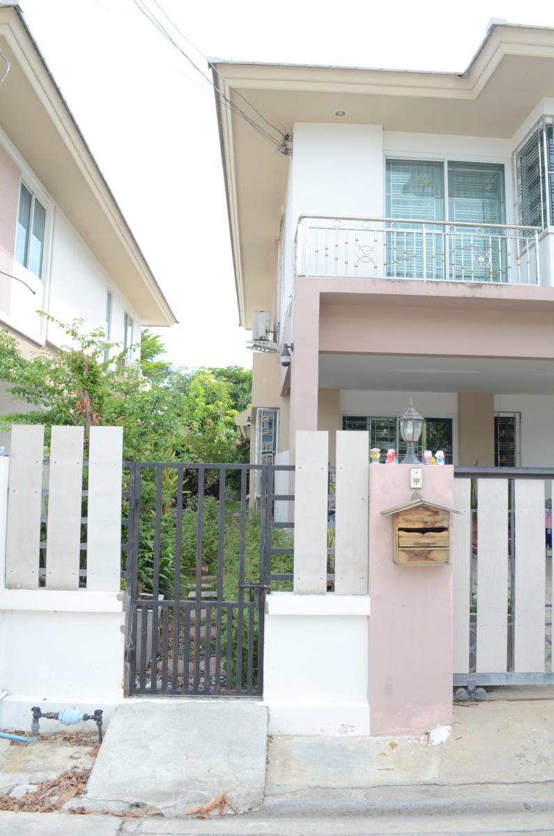 Modern room at Sabai Sabai Homestay Ayutthaya - Housity