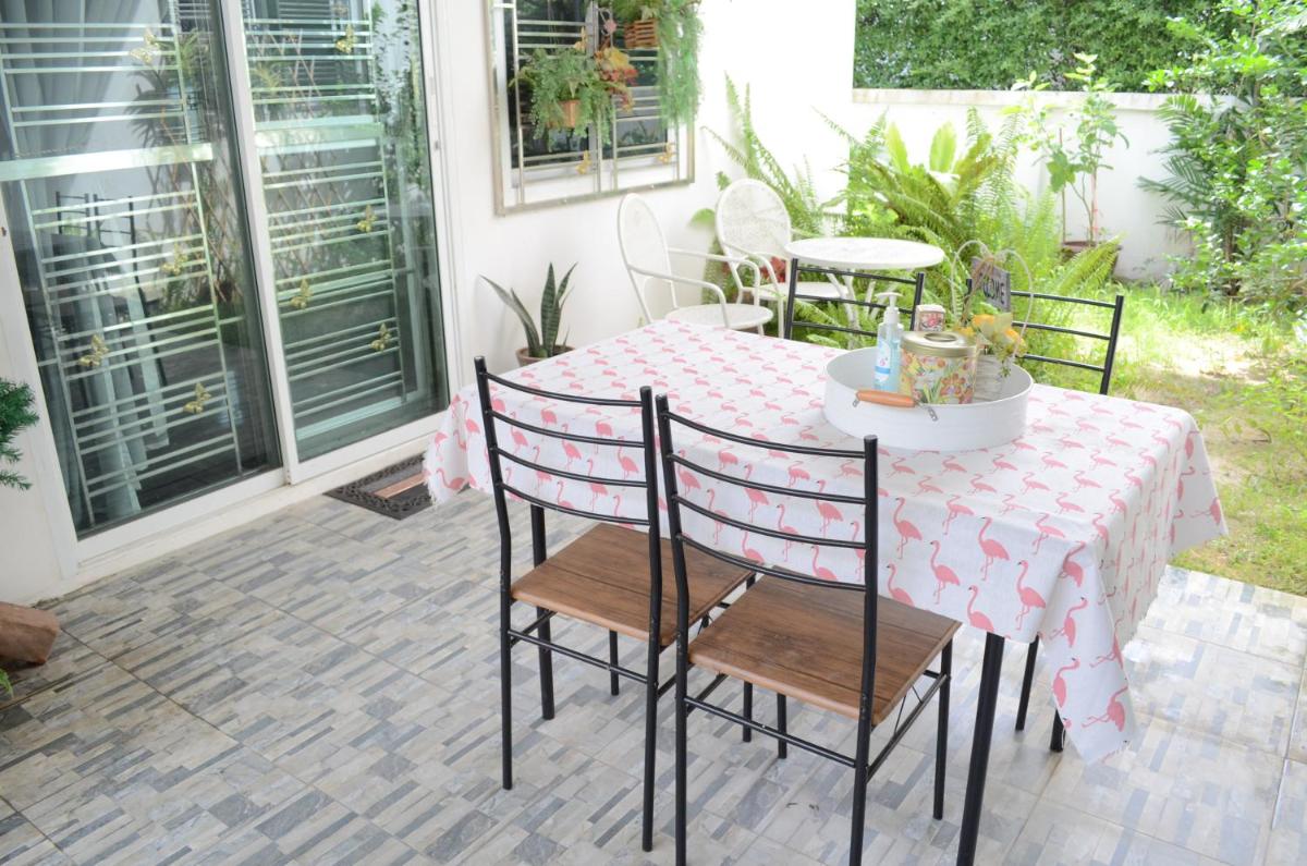 Modern room at Sabai Sabai Homestay Ayutthaya - Housity