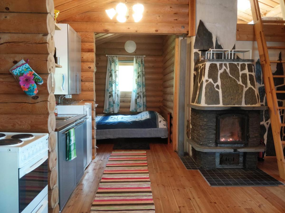 Tunnelmallinen hirsimökki kauniin järven rannalla - Housity