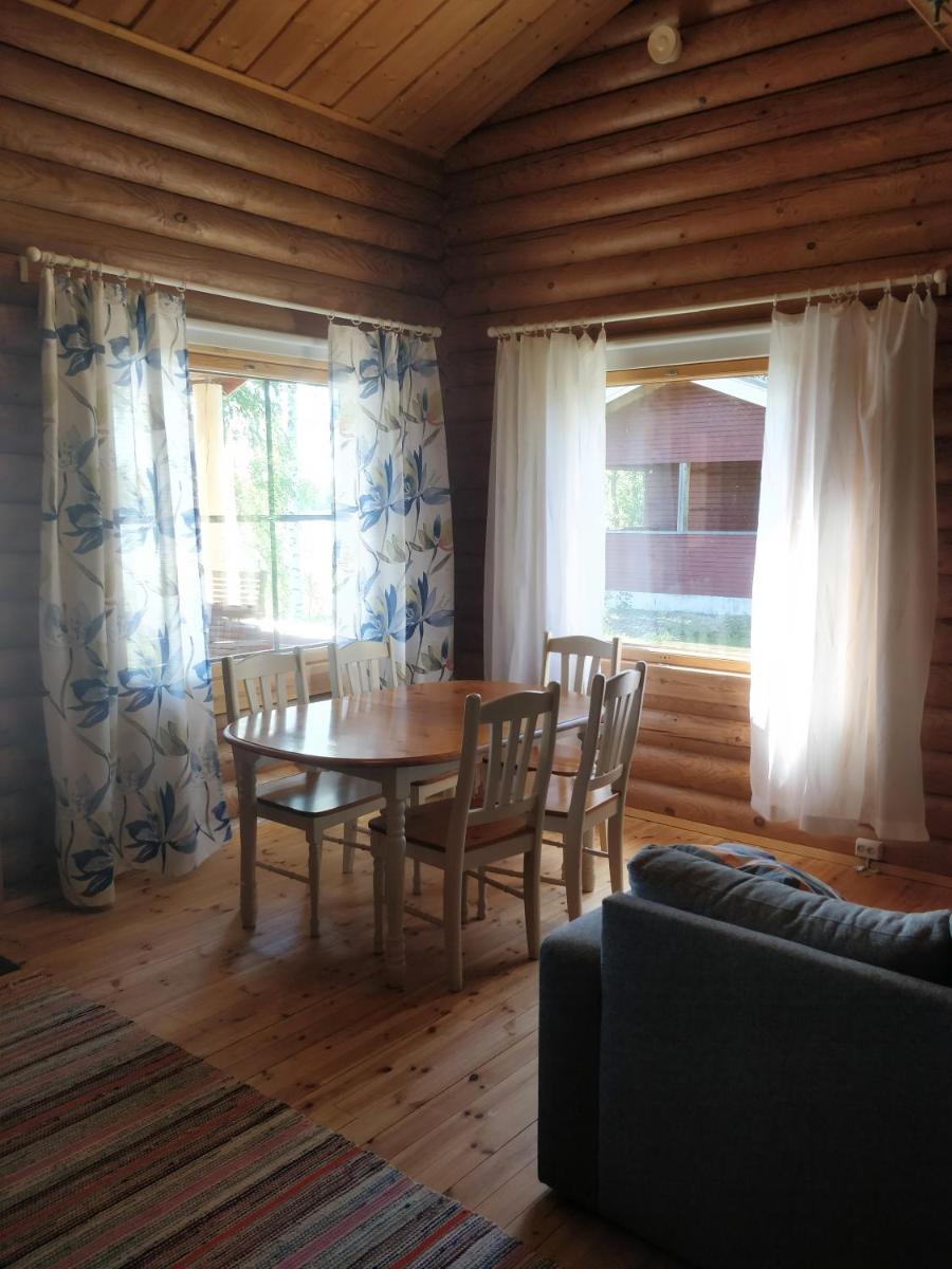 Tunnelmallinen hirsimökki kauniin järven rannalla - Housity