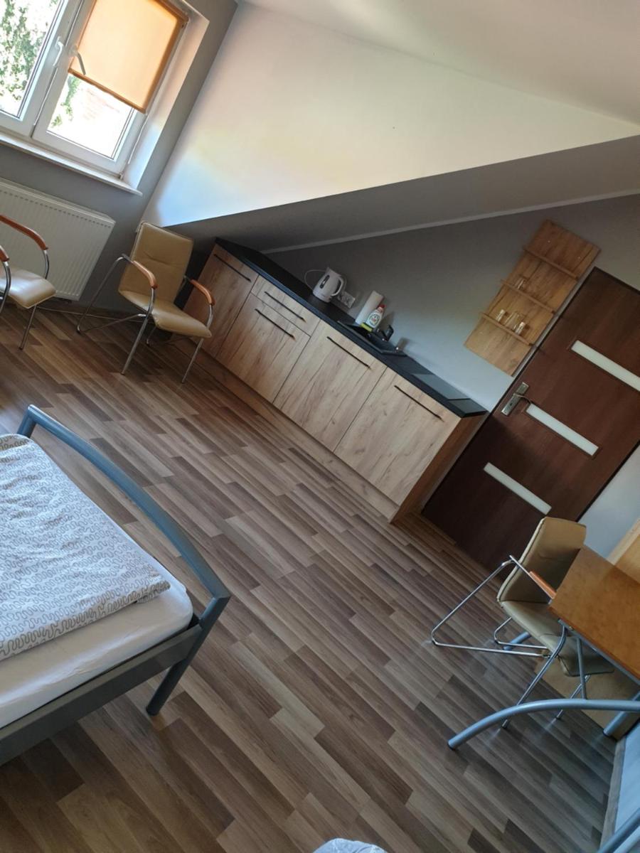 SUNNY GLOW Studio LOQUS - Housity