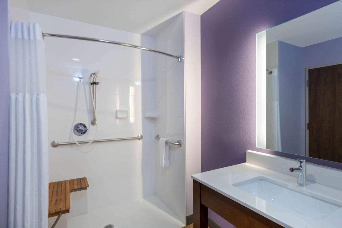 La Quinta by Wyndham Altoona Des Moines - Housity