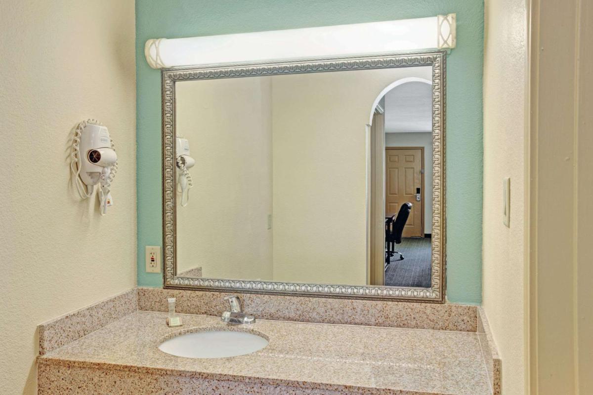 Super 8 Dallas East Near Fair Park Downtown - Housity