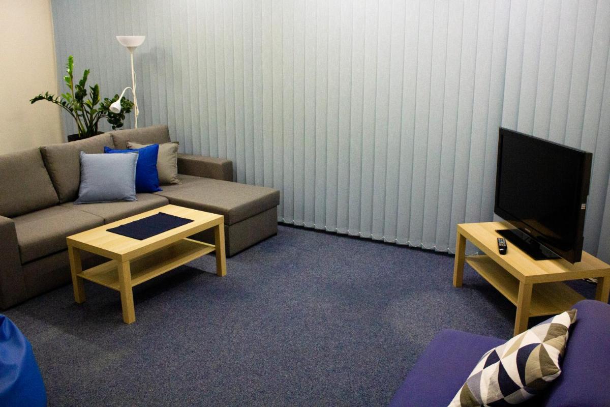 Blue apartment in beautiful English style garden with atmosphere - Housity