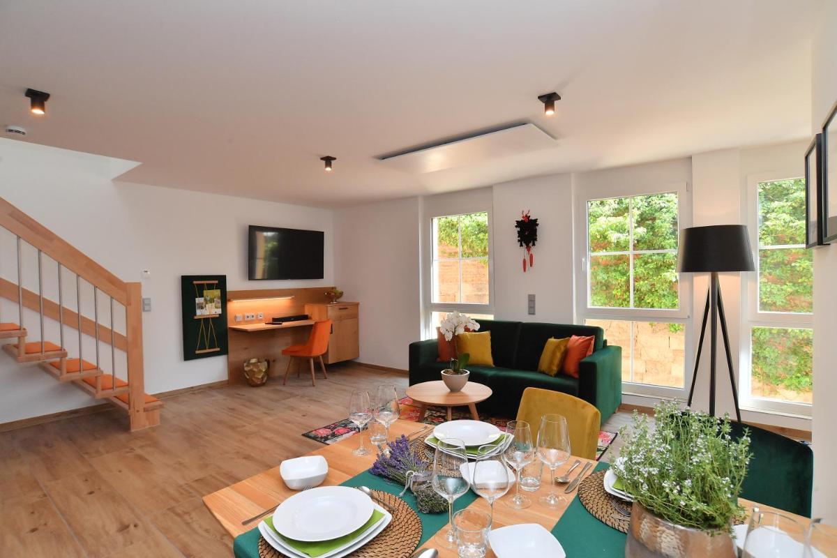 ein Wohnzimmer mit einer grünen Couch und einem Tisch in der Unterkunft DER OCHSEN in Kappel-Grafenhausen