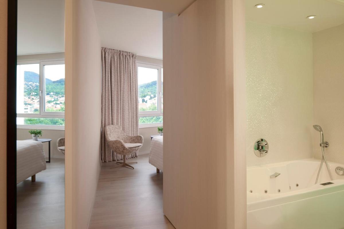 La salle de bains est pourvue d'une baignoire. dans l'établissement Oceania Clermont Ferrand, à Clermont-Ferrand
