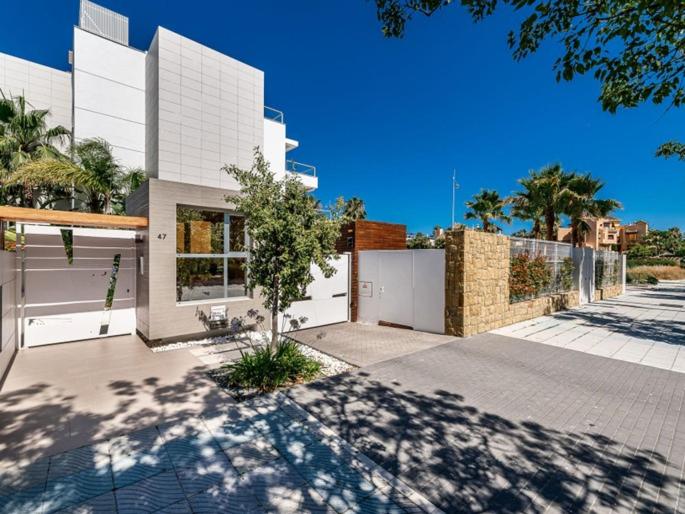 Lujoso apartamento con piscina comunitaria en la Costa del Sol - Housity