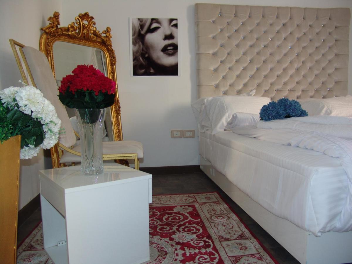 Velvet Hotel - Housity