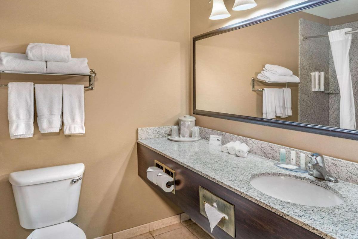 Clarion Pointe Medford - Housity