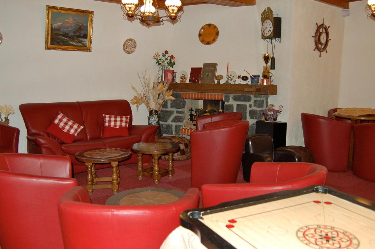 Coin salon dans l'établissement Hôtel Les Côtes, Résidence Loisirs et Chalets