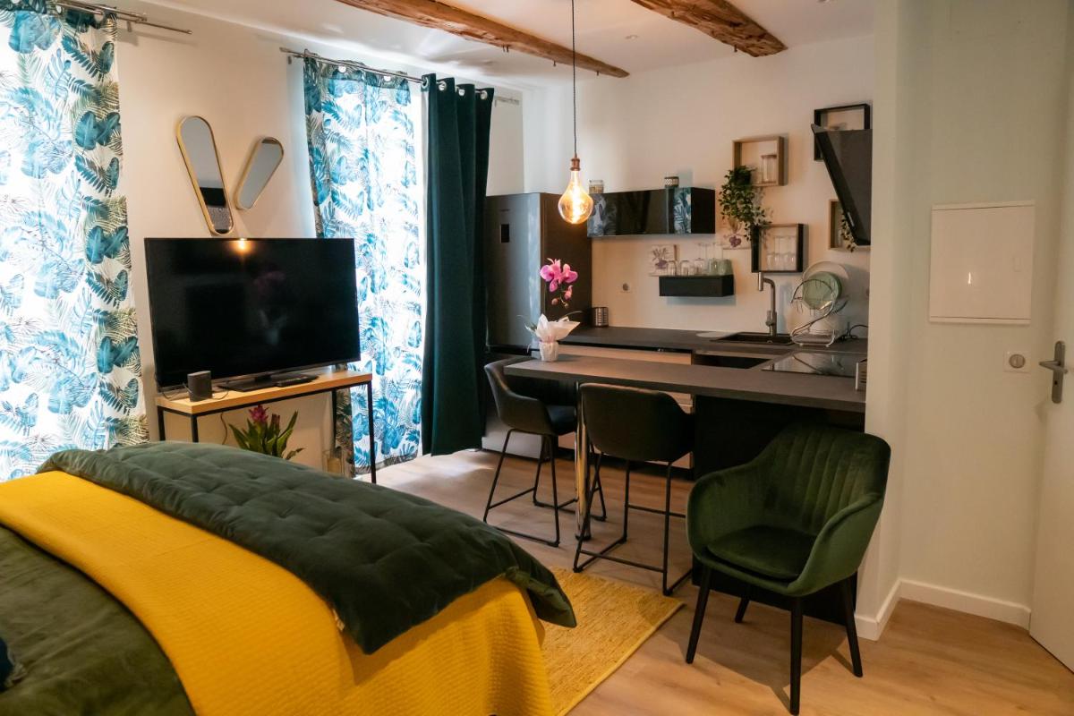 studio coeur de ville neuf et design tt equipé parking gratuit - Housity