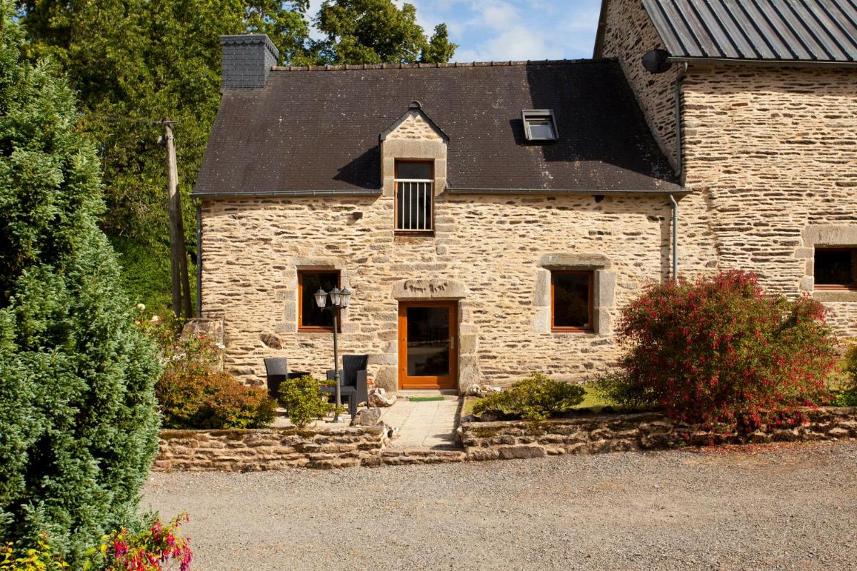 Stone cottage with modern cosy interior near to Josselin Perfect retreat for Writers or Star Gazers - Housity