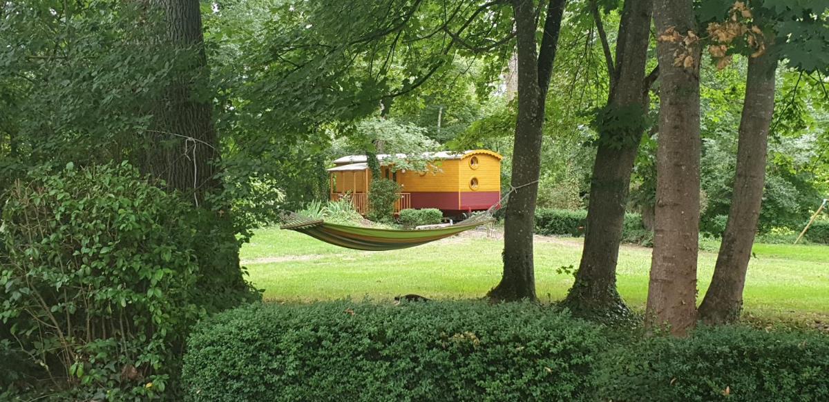 Chambres d'hôtes et Roulotte Au Bonheur Du Parc - Housity