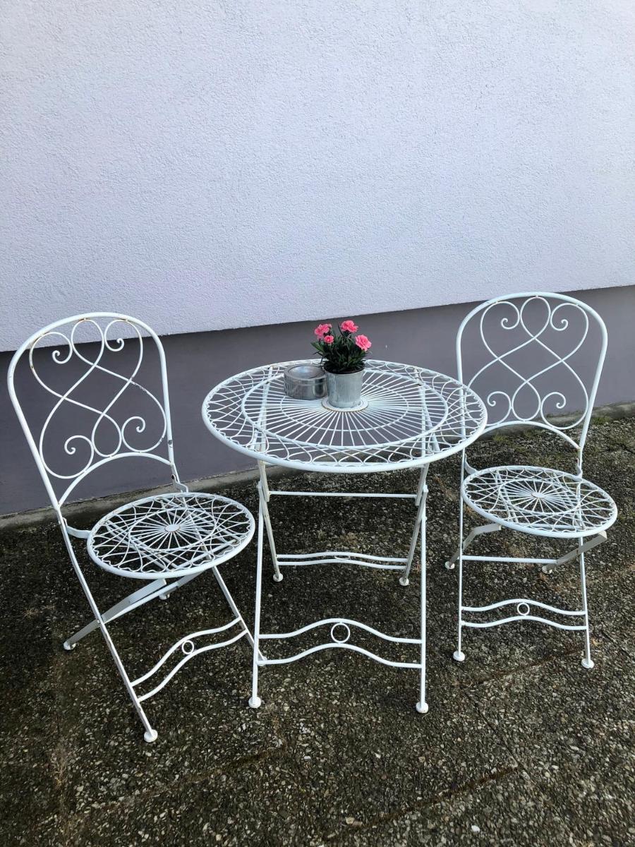 Modernes Zimmer mit Küchenzeile und Bad - Housity